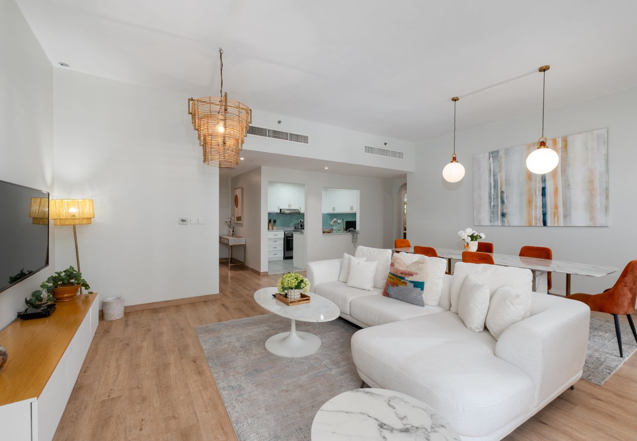 Apartment in Dubai - 2BR Escape with Panoramic Marina Views in JBR