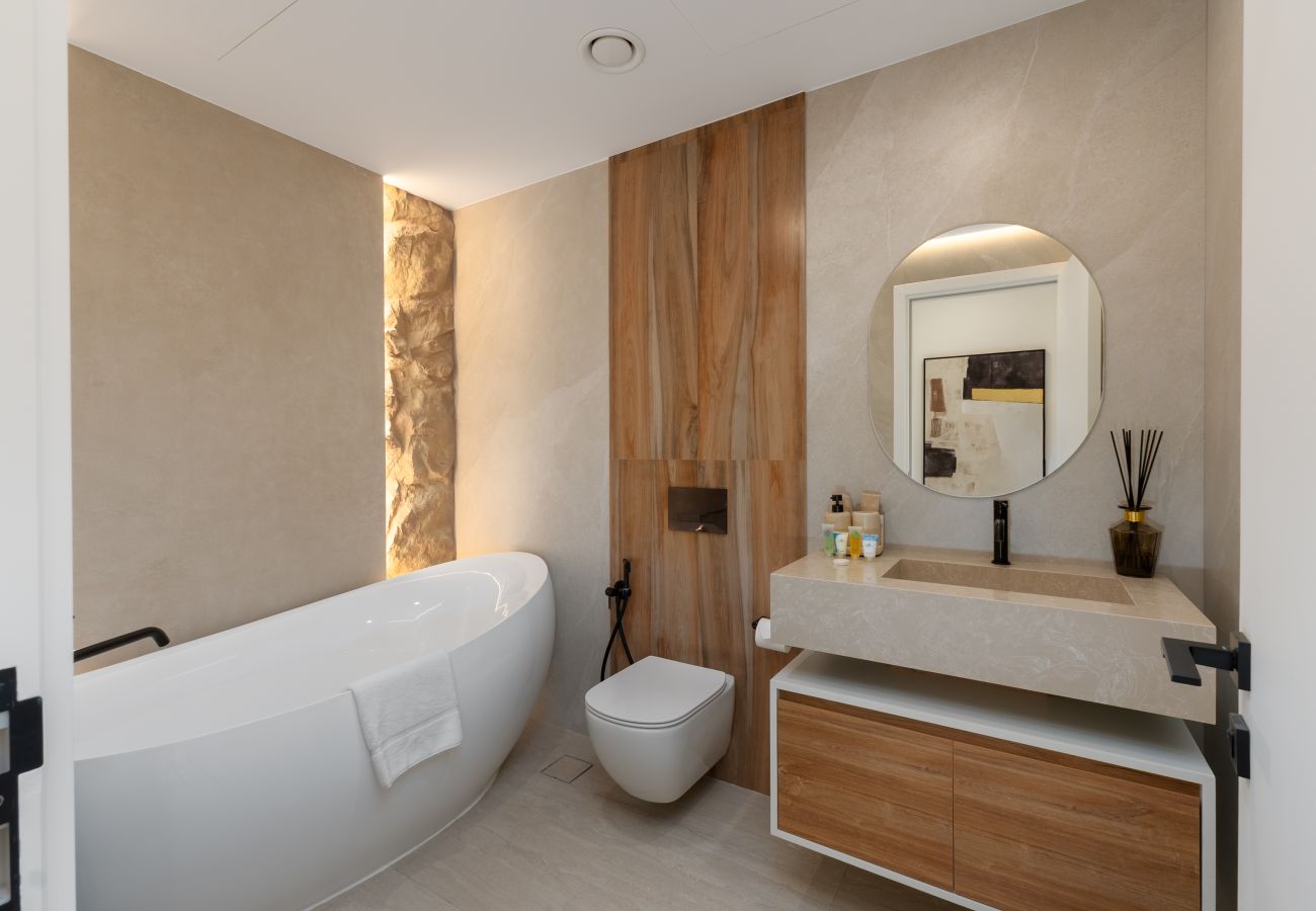 Apartment in Dubai - Lavish 2BR with Spectacular Sea Views