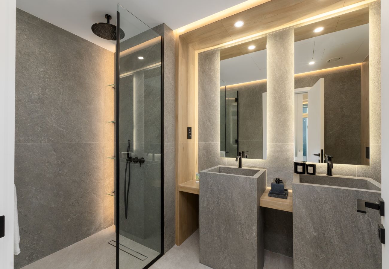 Apartment in Dubai - Lavish 2BR with Spectacular Sea Views