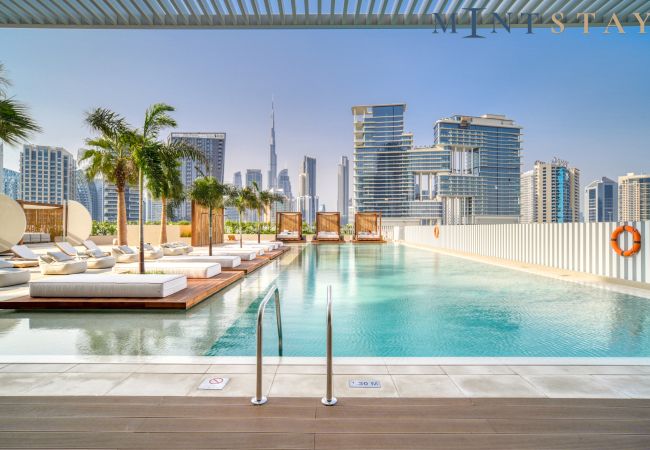 Studio in Dubai - Chic Studio w/ Panoramic Burj Khalifa Views