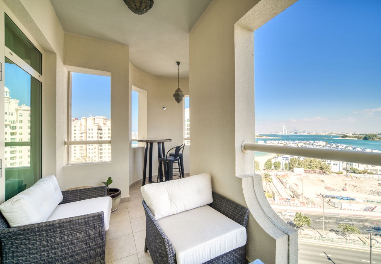 Apartment in Dubai - Chic Beachside 3BR Living at the Palm