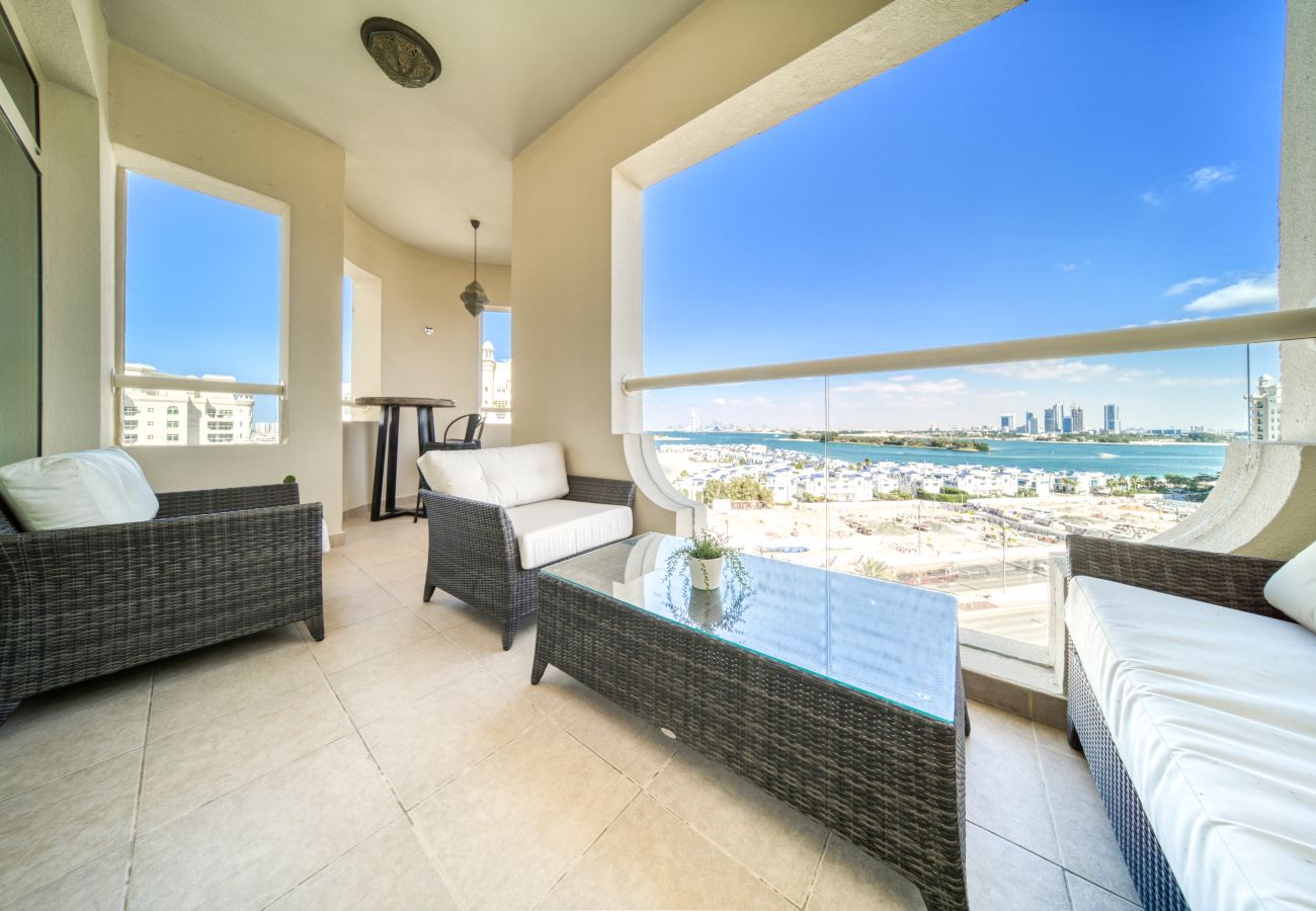 Apartment in Dubai - Chic Beachside 3BR Living at the Palm