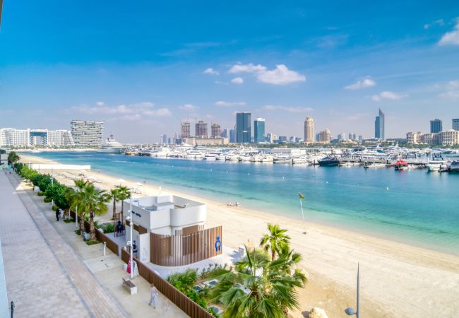 Apartment in Dubai - Beach Access & Serene Balcony in Emaar Beachfront