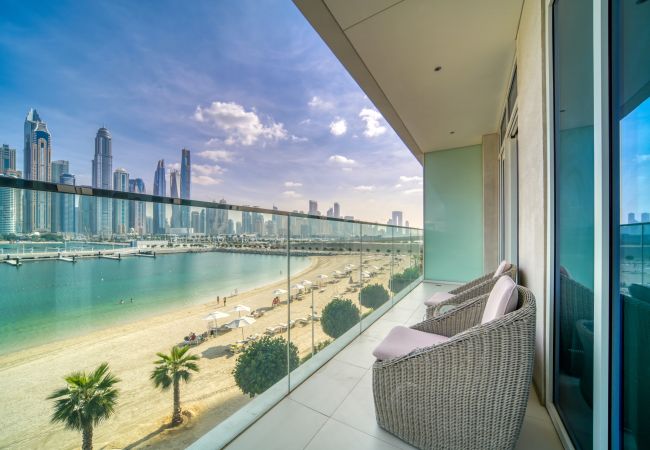 Apartment in Dubai - Beach Access & Serene Balcony in Emaar Beachfront