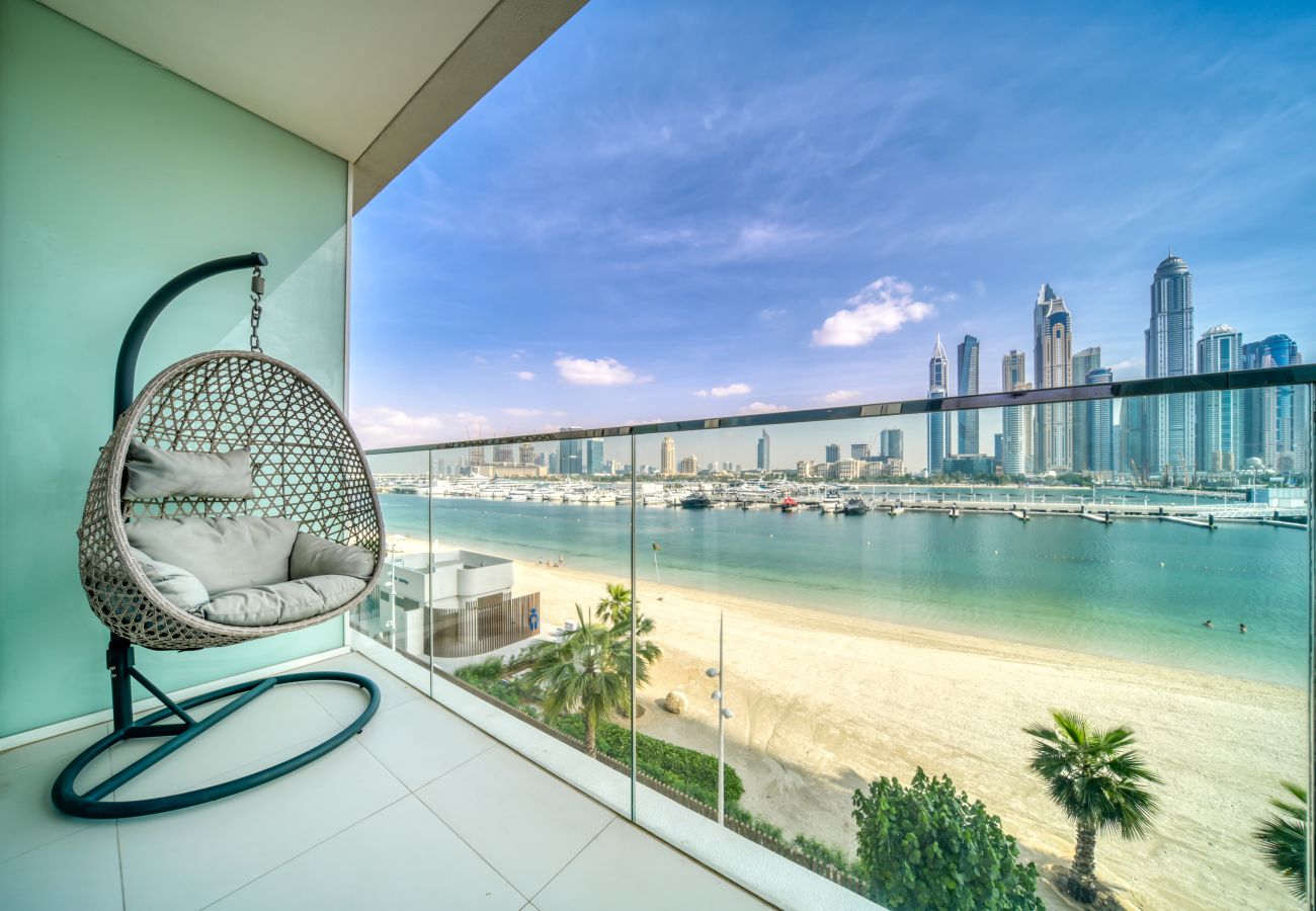 Apartment in Dubai - Beach Access & Serene Balcony in Emaar Beachfront