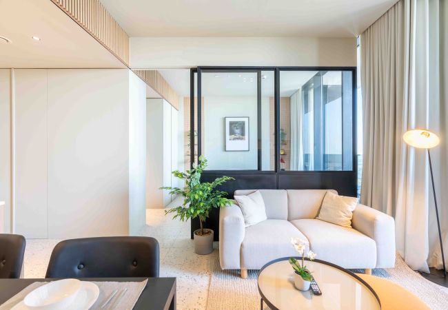 Apartment in Dubai - Sleek 1BR w/ Balcony in Business Bay