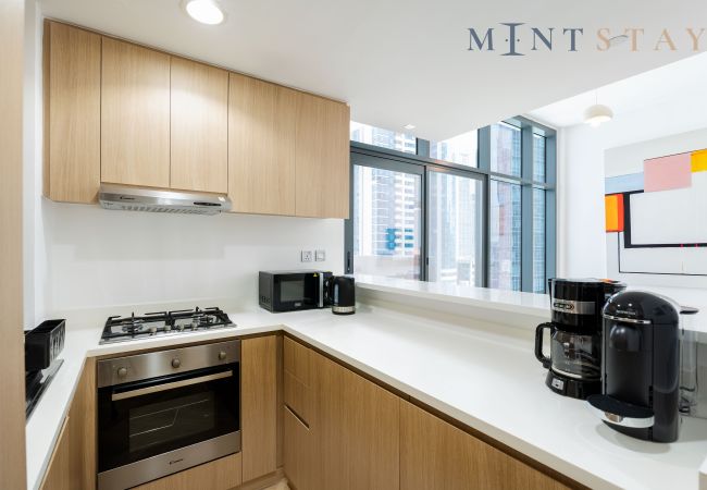 Apartment in Dubai - Modern NYC Vibes: Minimalist 1BR in Business Bay
