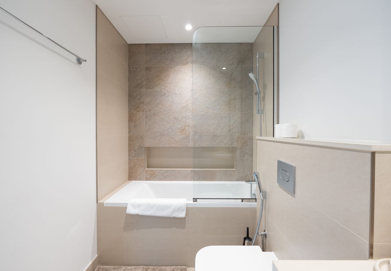 Apartment in Dubai - Elegant 1BR Apt, Steps Away from Dubai Mall