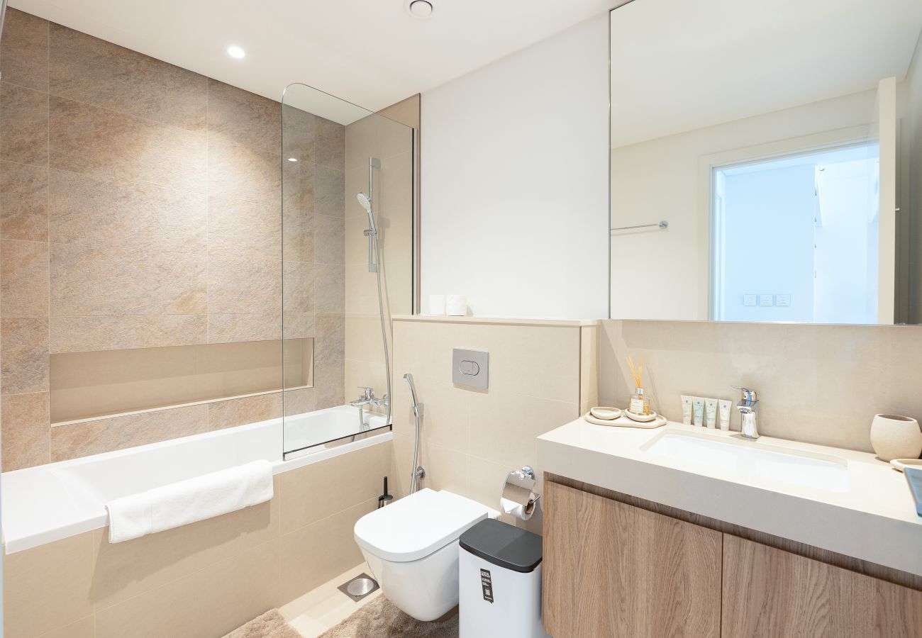 Apartment in Dubai - Elegant 1BR Apt, Steps Away from Dubai Mall