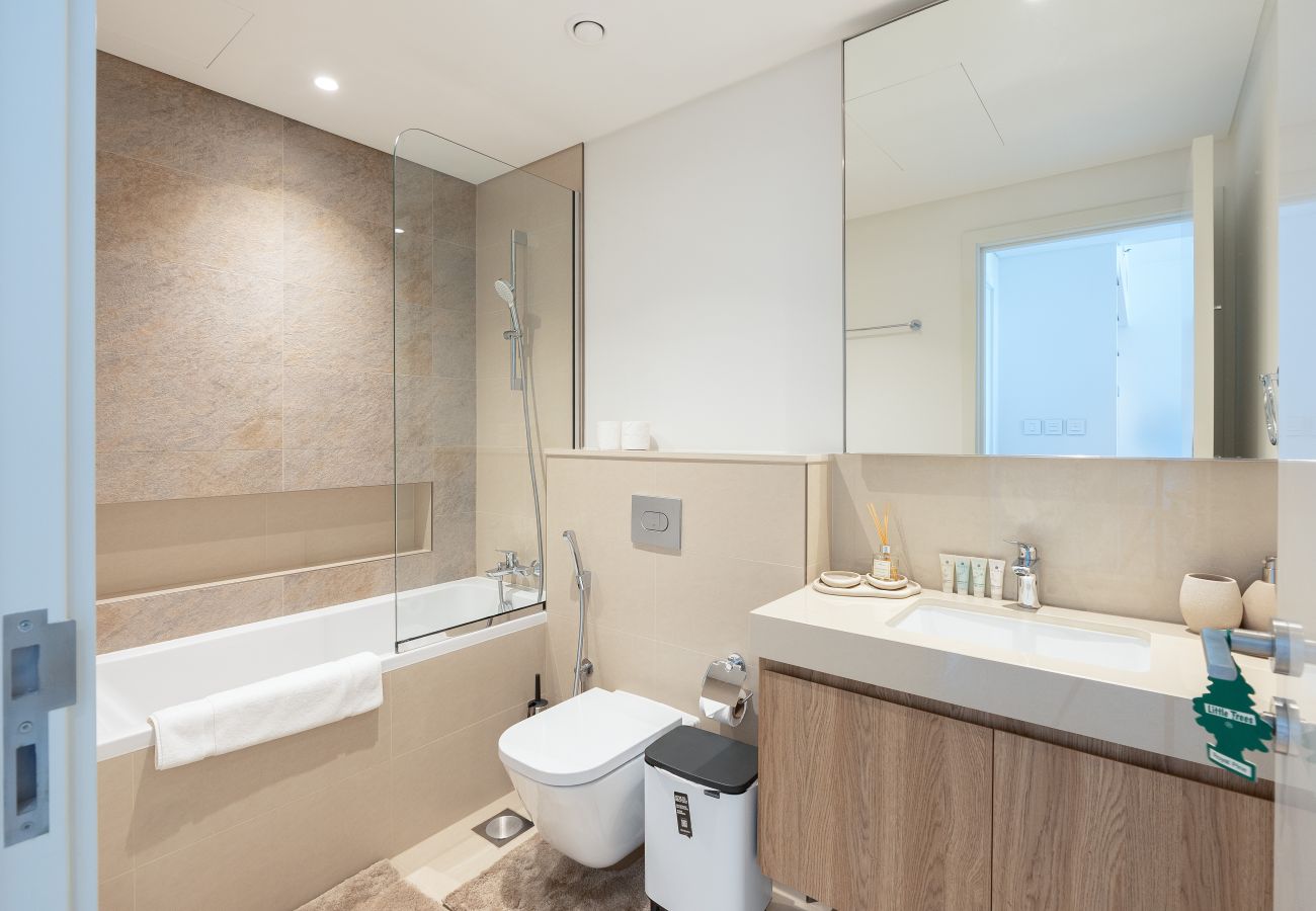 Apartment in Dubai - Elegant 1BR Apt, Steps Away from Dubai Mall