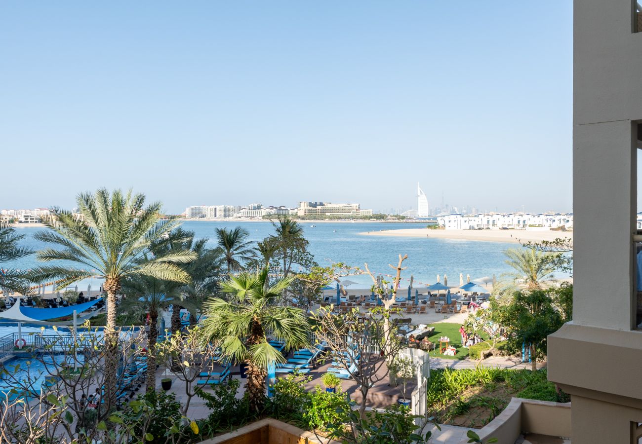 Apartment in Dubai - Amazing 1BR at the Palm w/ Beach & Pool Access