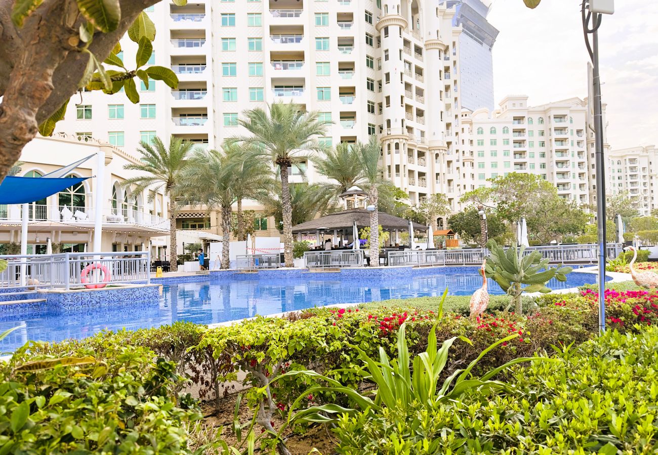 Apartment in Dubai - Amazing 1BR at the Palm w/ Beach & Pool Access