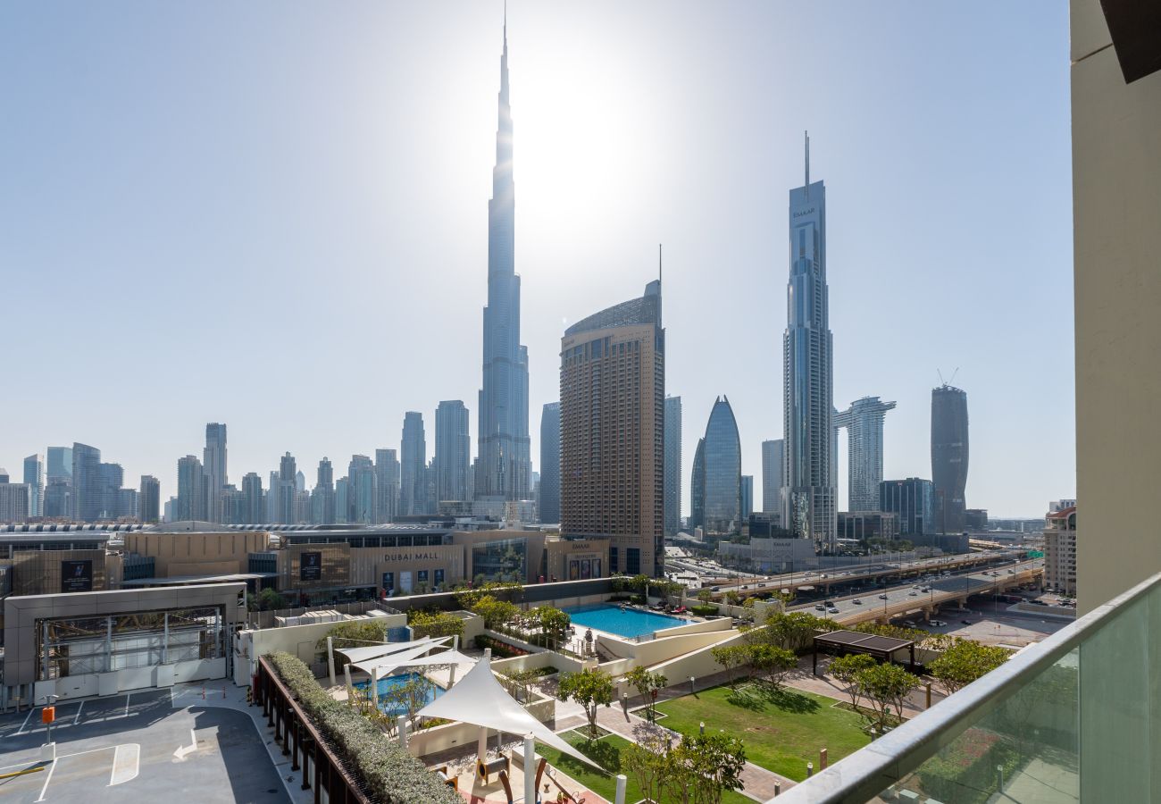 Apartment in Dubai - Downtown Escape: Lush 2BR w/ Burj Khalifa View