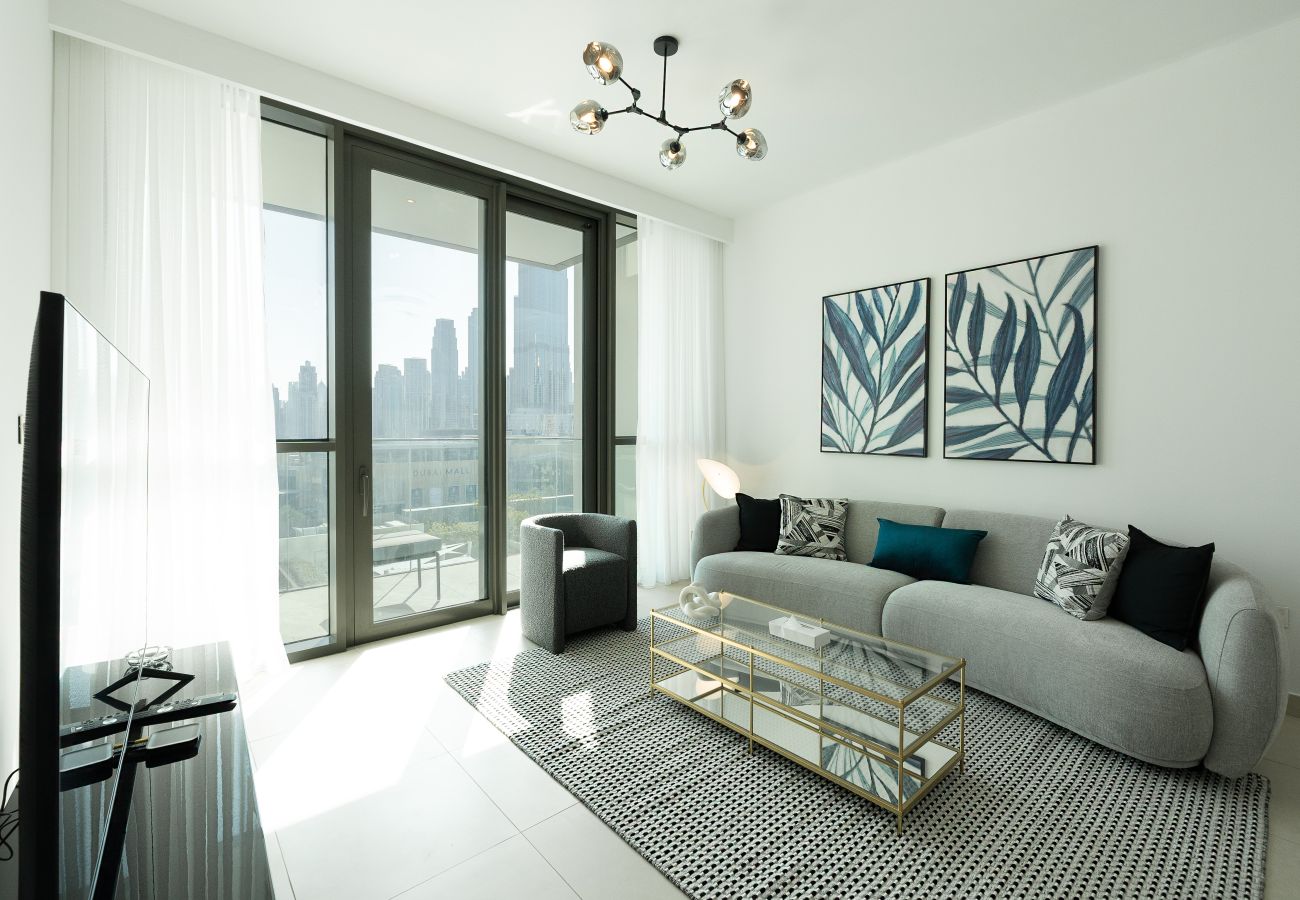 Apartment in Dubai - Downtown Escape: Lush 2BR w/ Burj Khalifa View