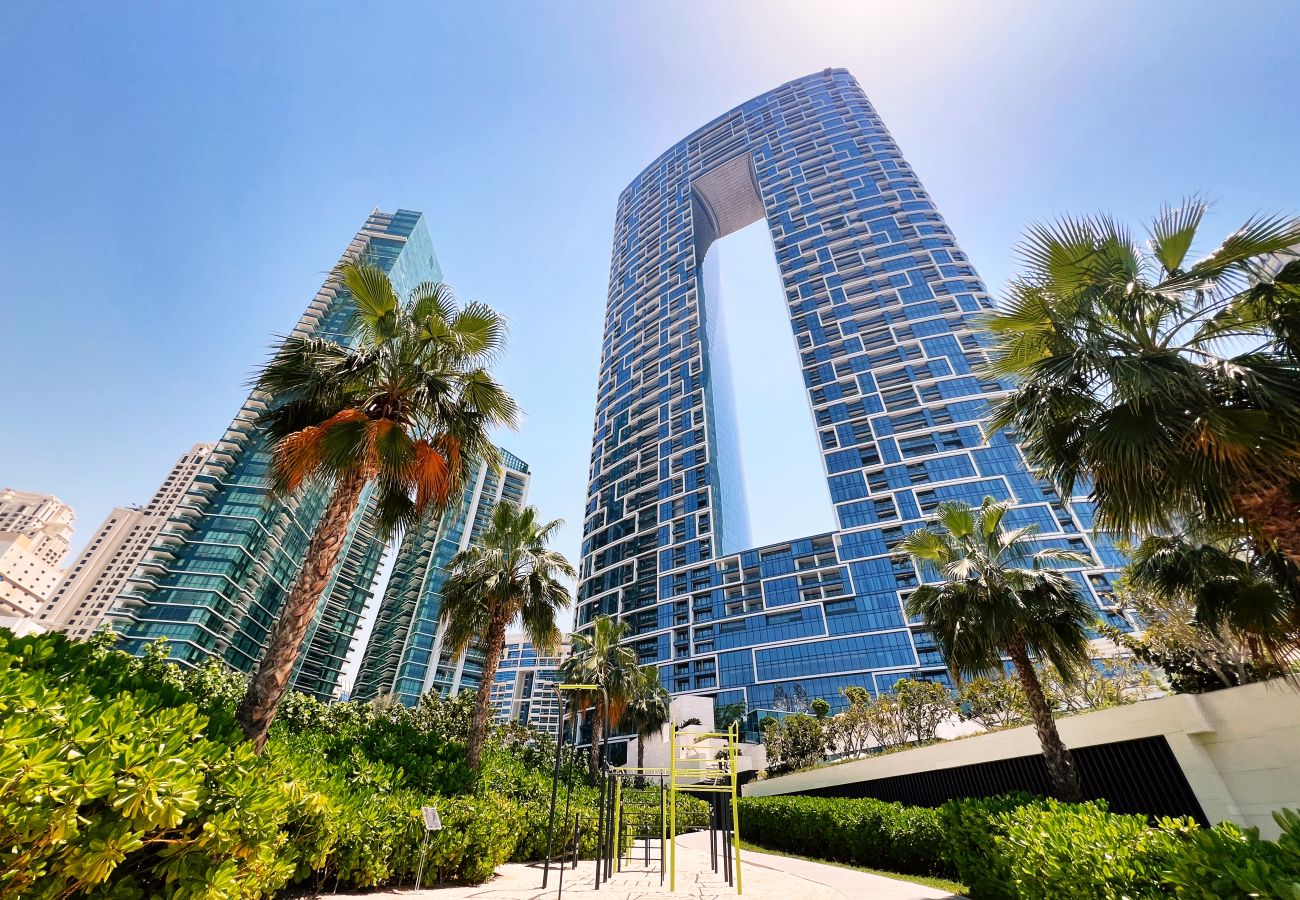 Apartment in Dubai - Modern 4BR+M w/ Beach Access at Address JBR