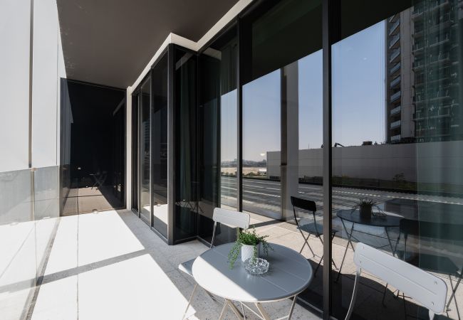 Apartment in Dubai - Modern 1BR w/ Balcony in Business Bay