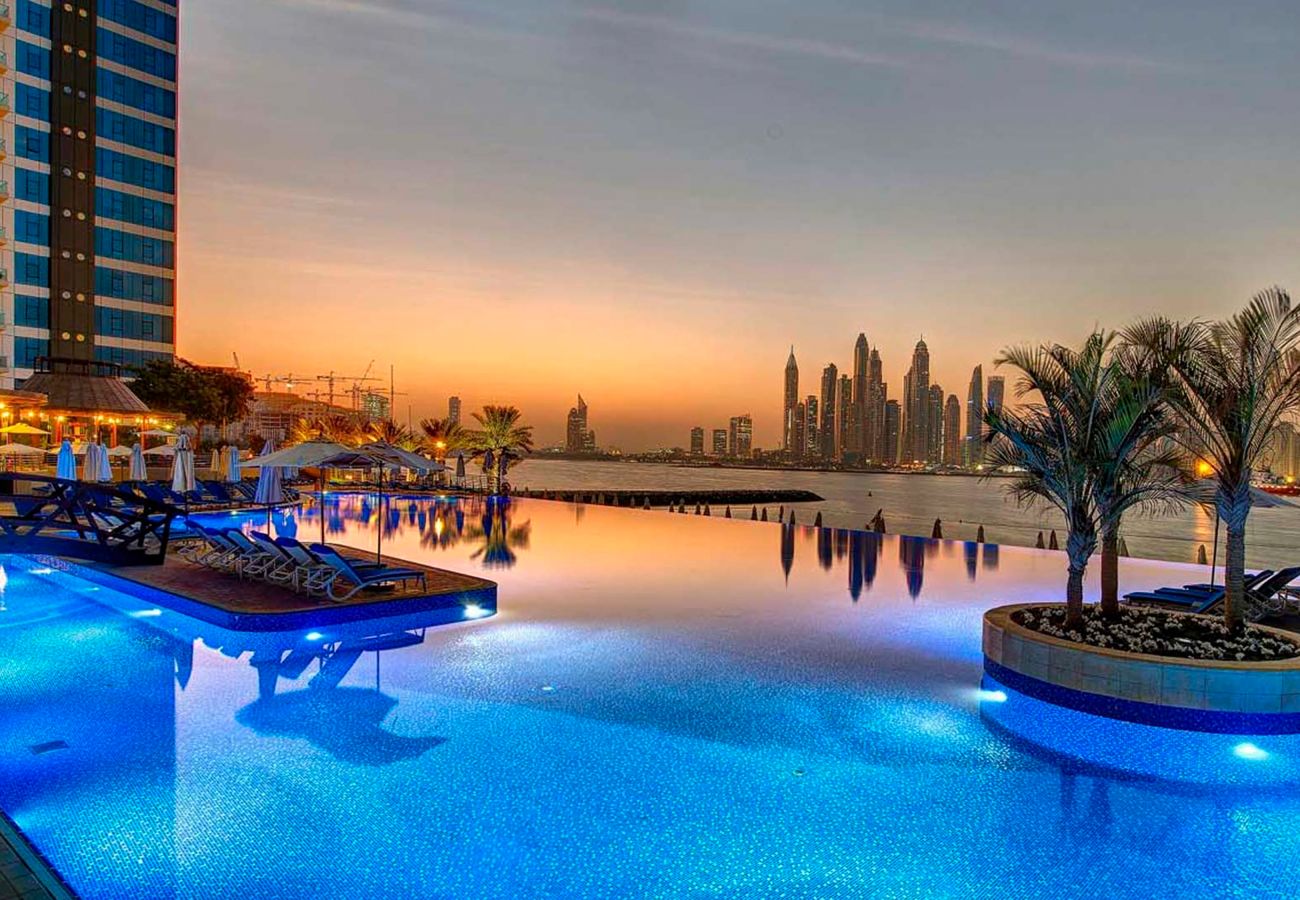 Apartment in Dubai - Spacious 2BR+Maid w/ Beach Access at the Palm