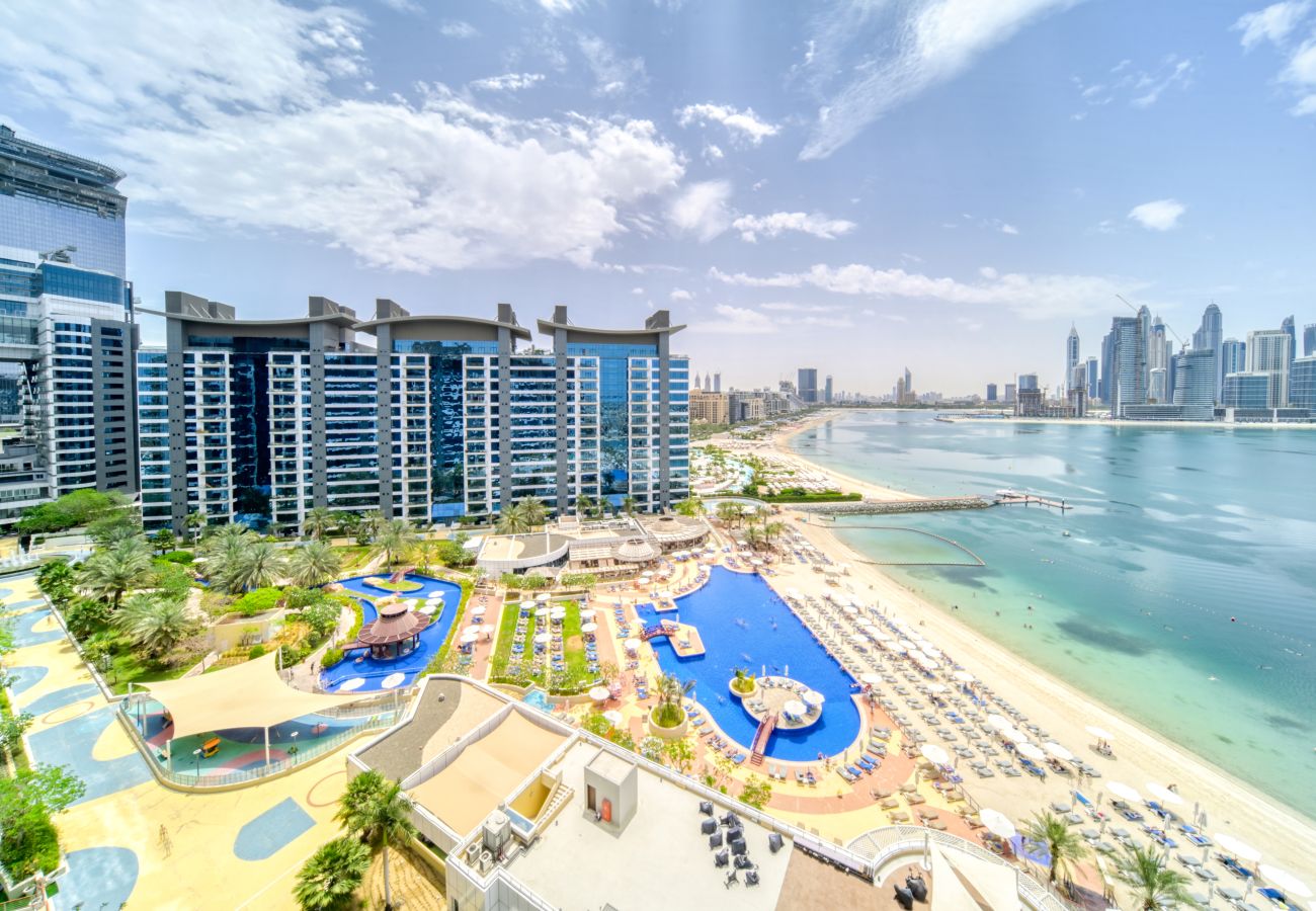 Apartment in Dubai - Spacious 2BR+Maid w/ Beach Access at the Palm