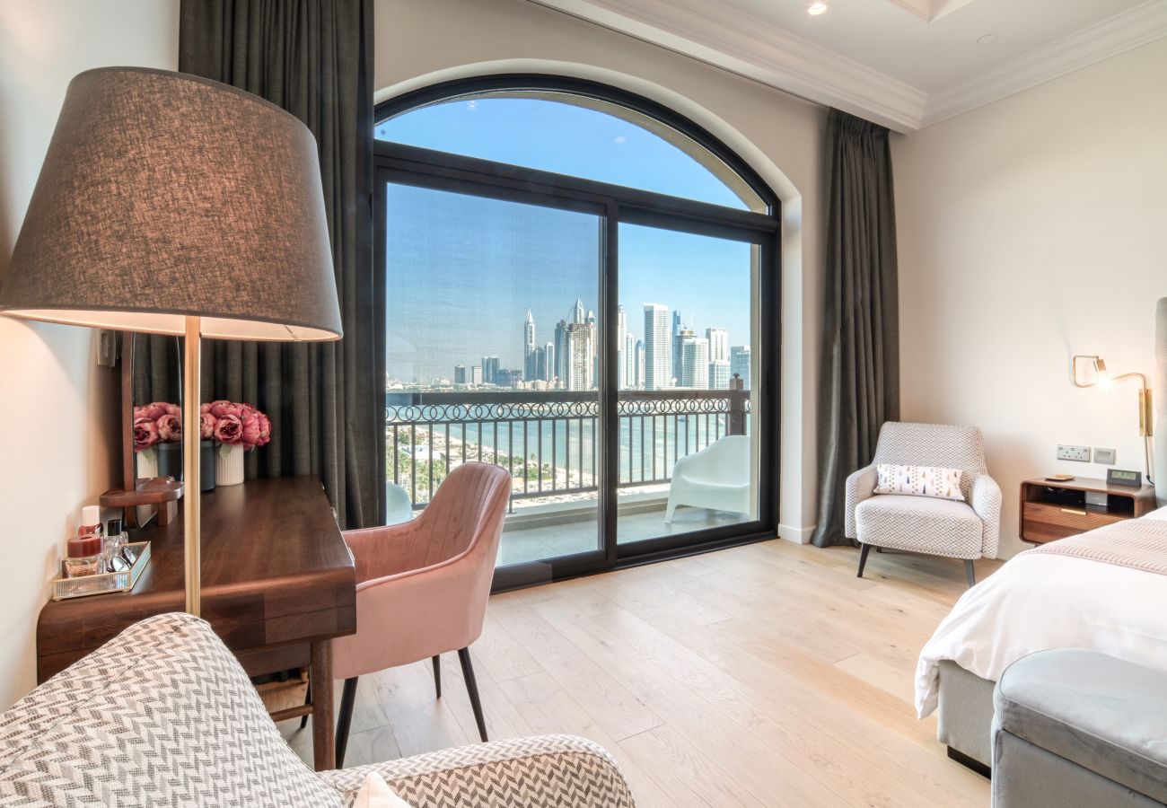 Apartment in Dubai - Modern 3BR Palm Penthouse w/ Private Plunge Pool