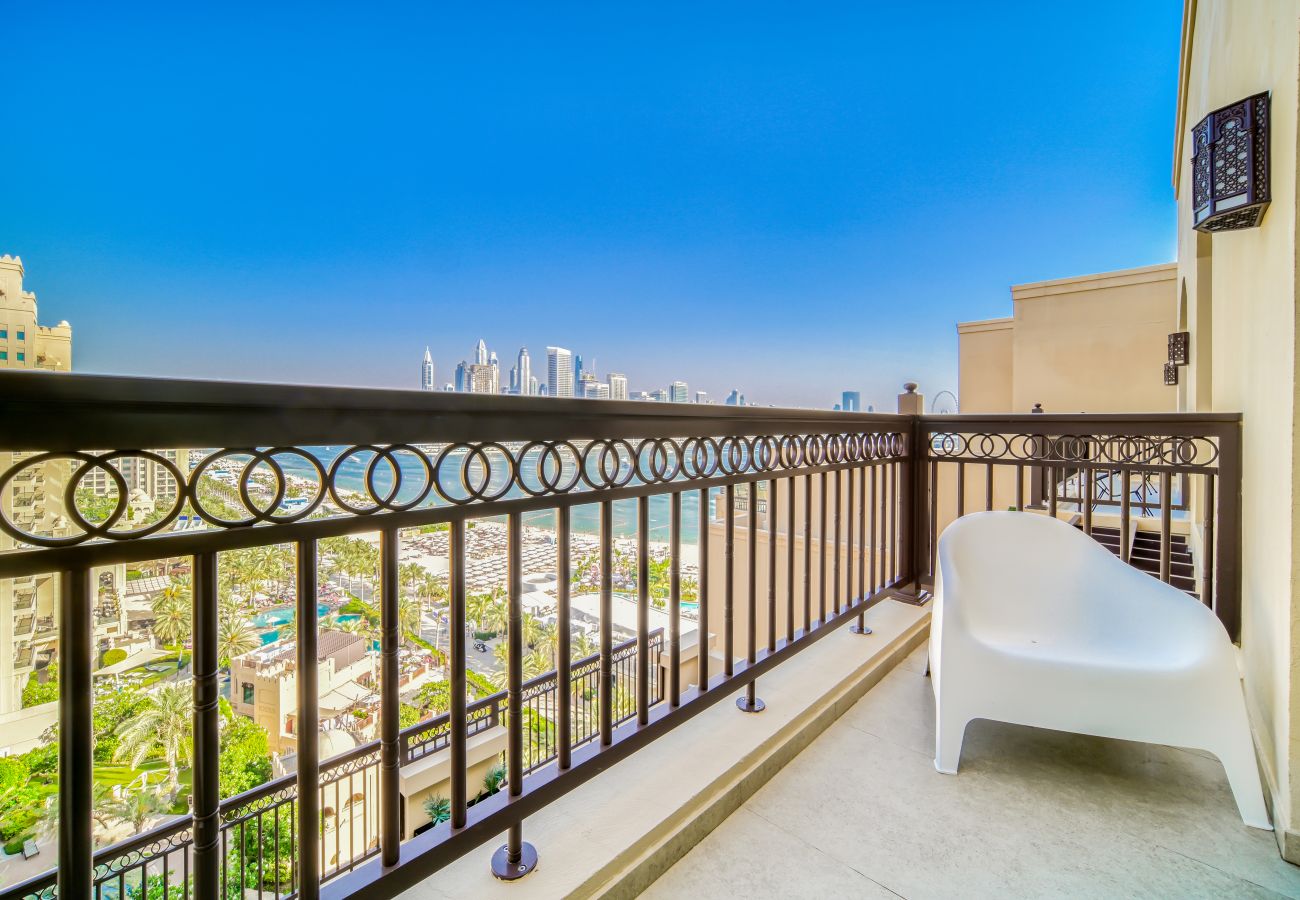 Apartment in Dubai - Modern 3BR Palm Penthouse w/ Private Plunge Pool