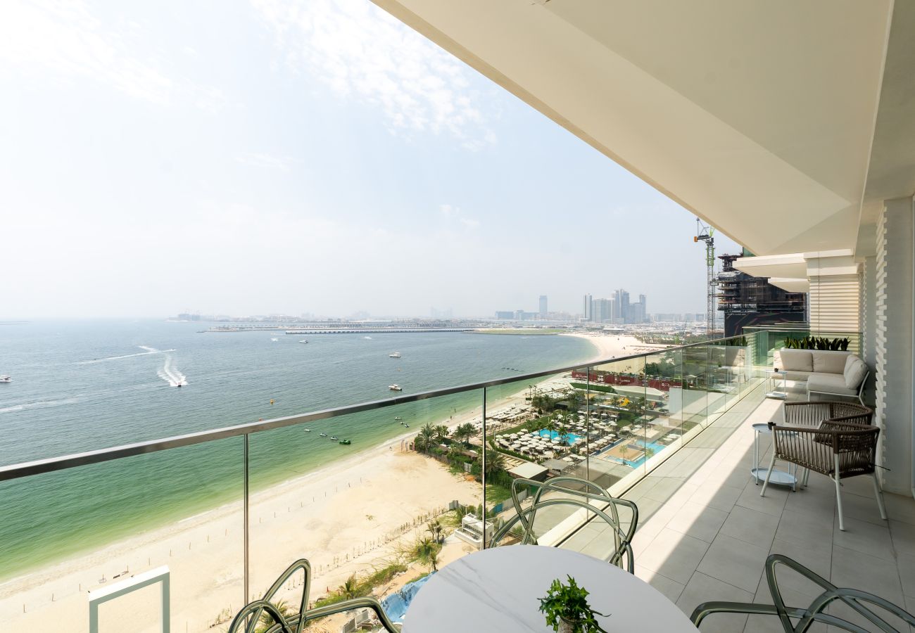 Apartment in Dubai - Stylish JBR 3BR+M w/ Beach Access