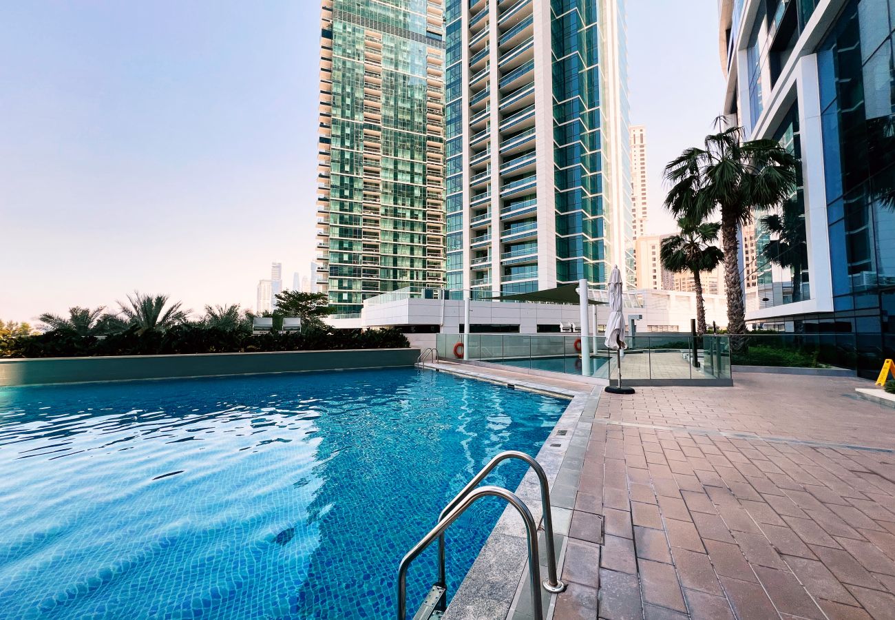 Apartment in Dubai - Beach Access & Scenic Balcony at Address JBR