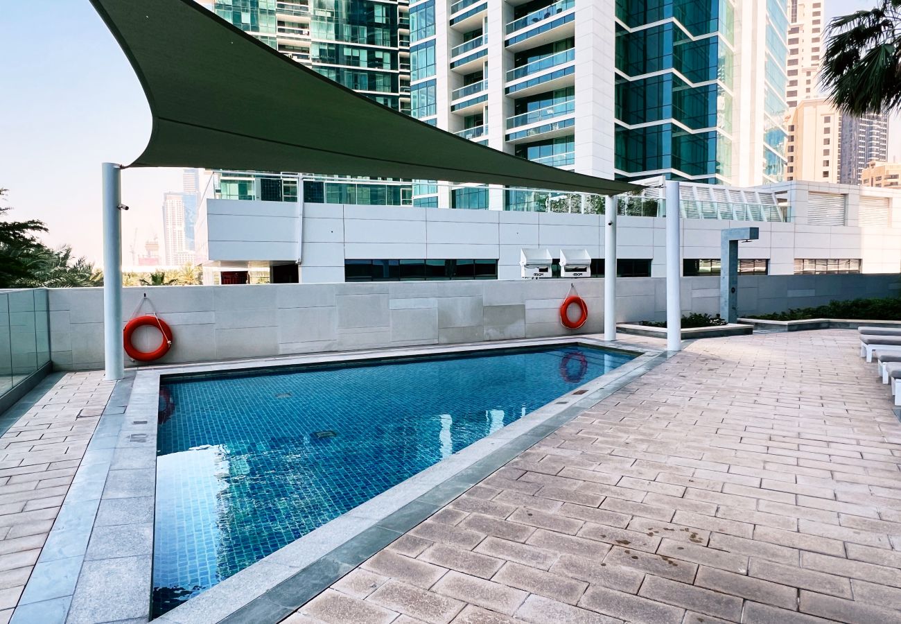 Apartment in Dubai - Beach Access & Scenic Balcony at Address JBR