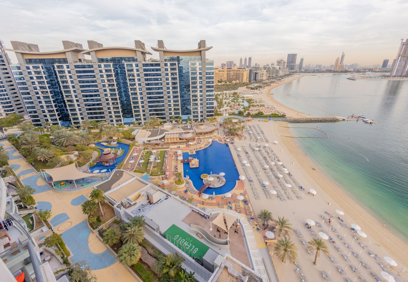 Apartment in Dubai - Sophisticated 1BR Palm Apt w/ Beach Access