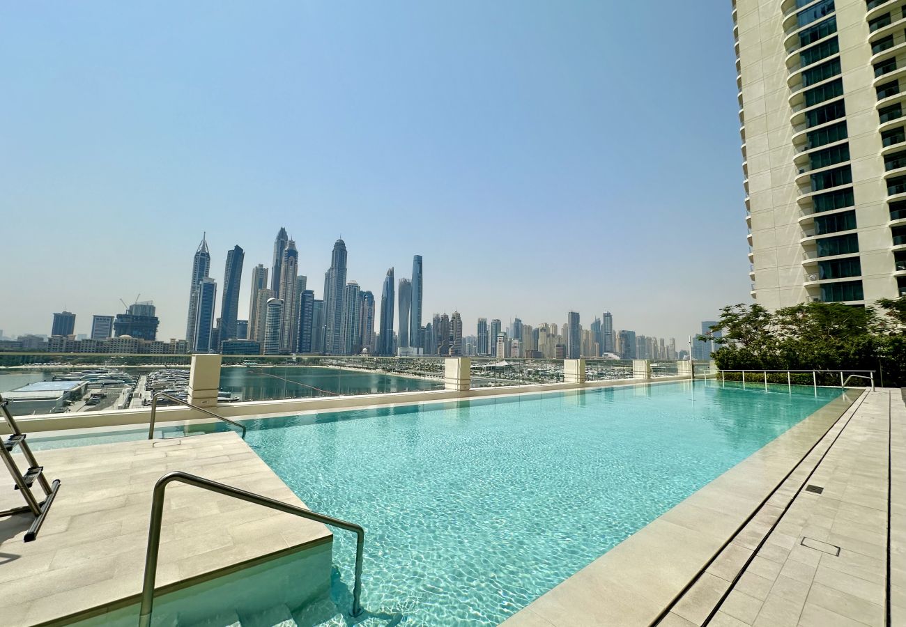 Apartment in Dubai - Serene 1BR w/ Private Palm View Balcony