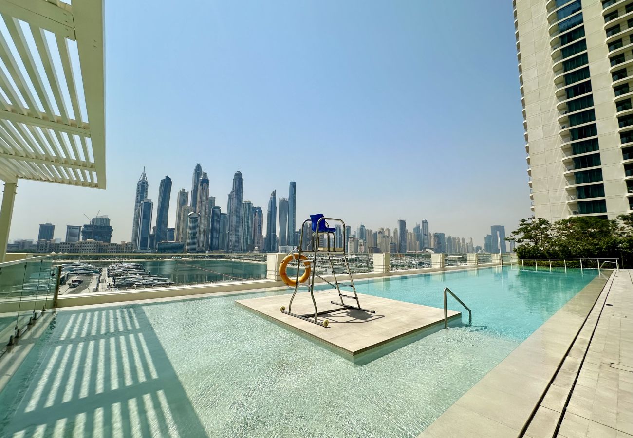 Apartment in Dubai - Serene 1BR w/ Private Palm View Balcony