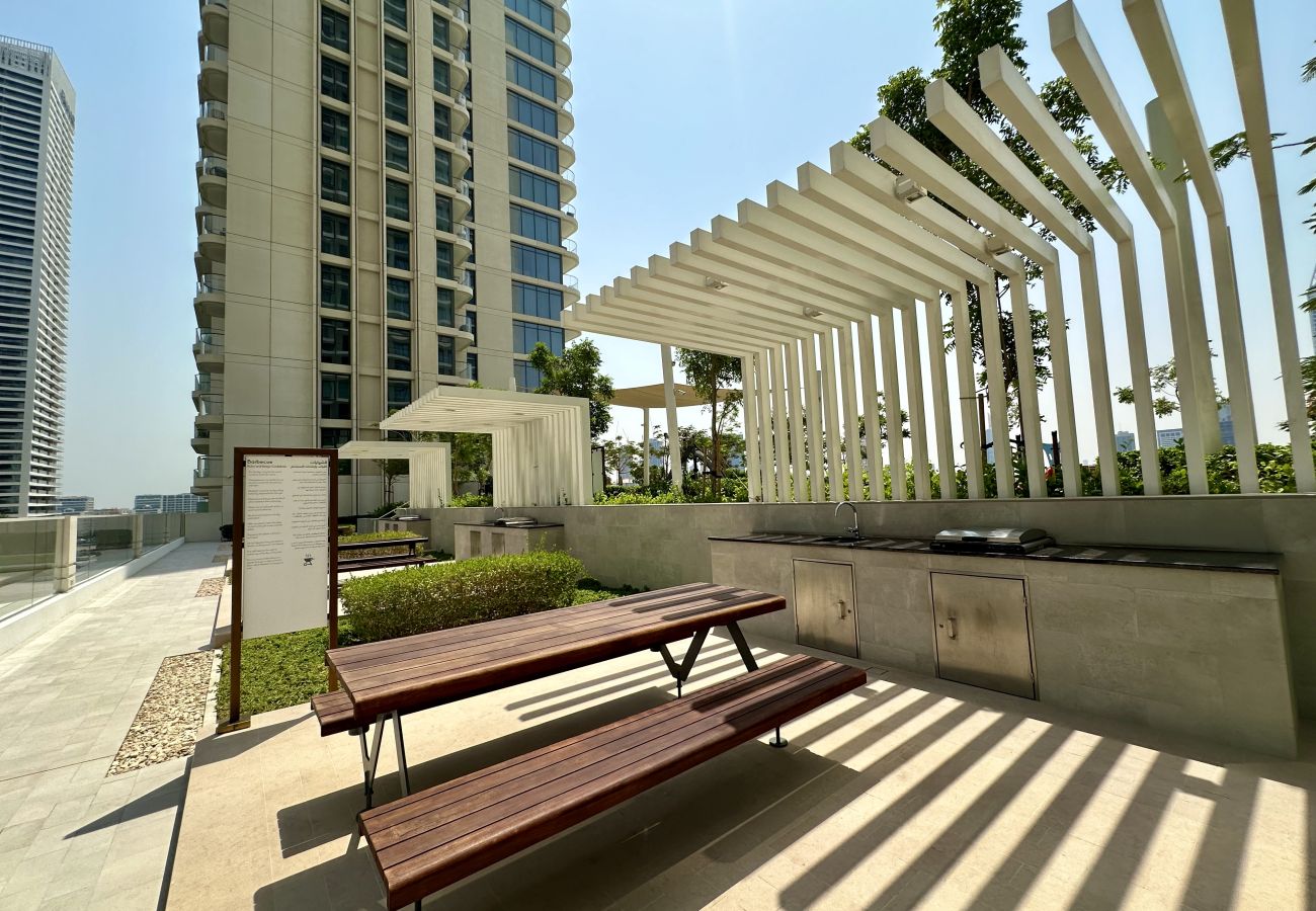 Apartment in Dubai - Serene 1BR w/ Private Palm View Balcony