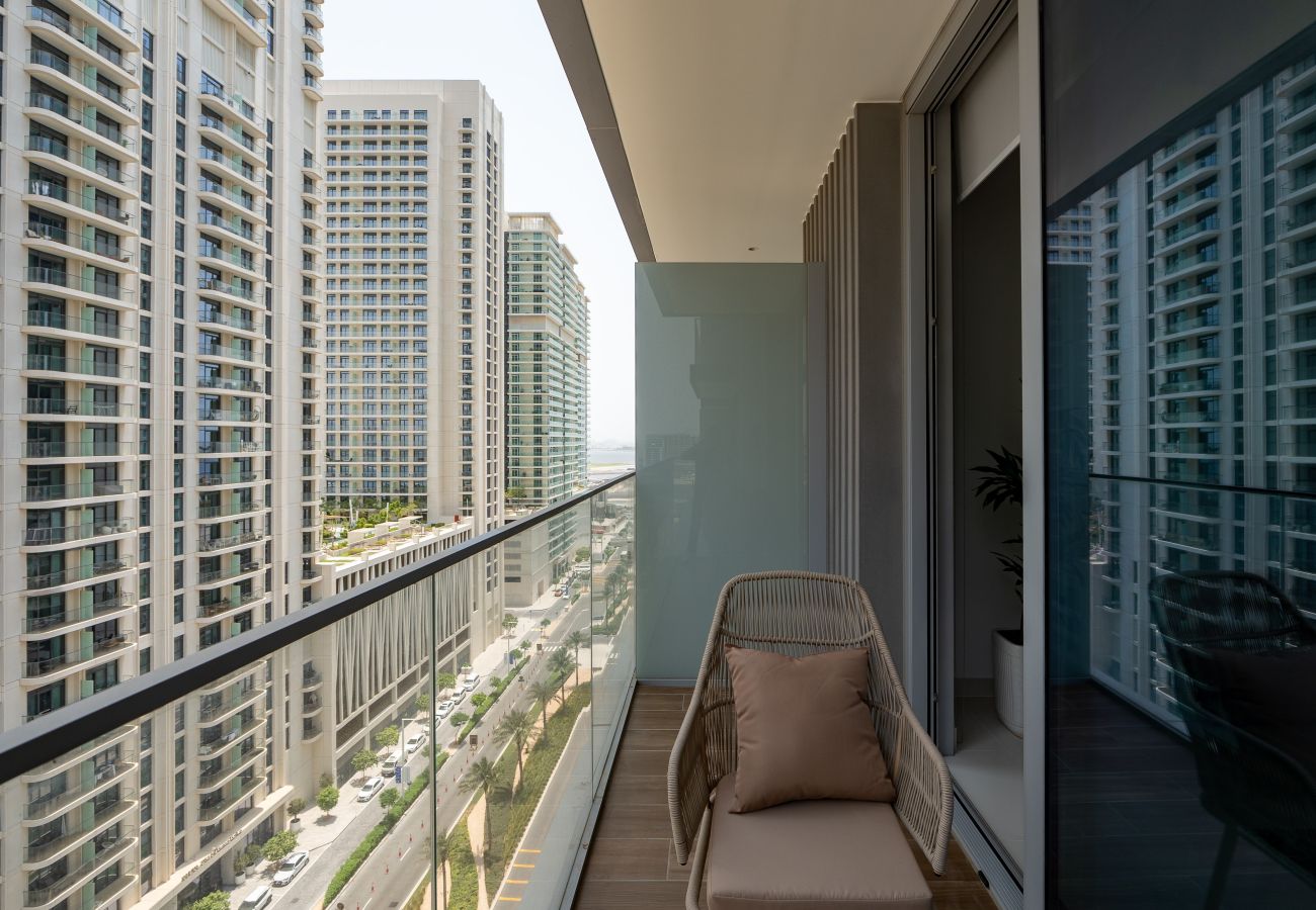 Apartment in Dubai - Contemporary 1BR w/ Dubai Marina Glimpse