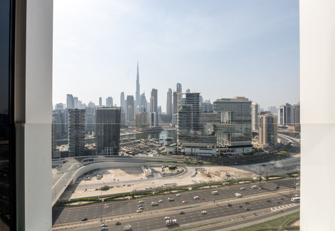 Apartment in Dubai - Upscale 1BR Apt w/ Burj Khalifa View