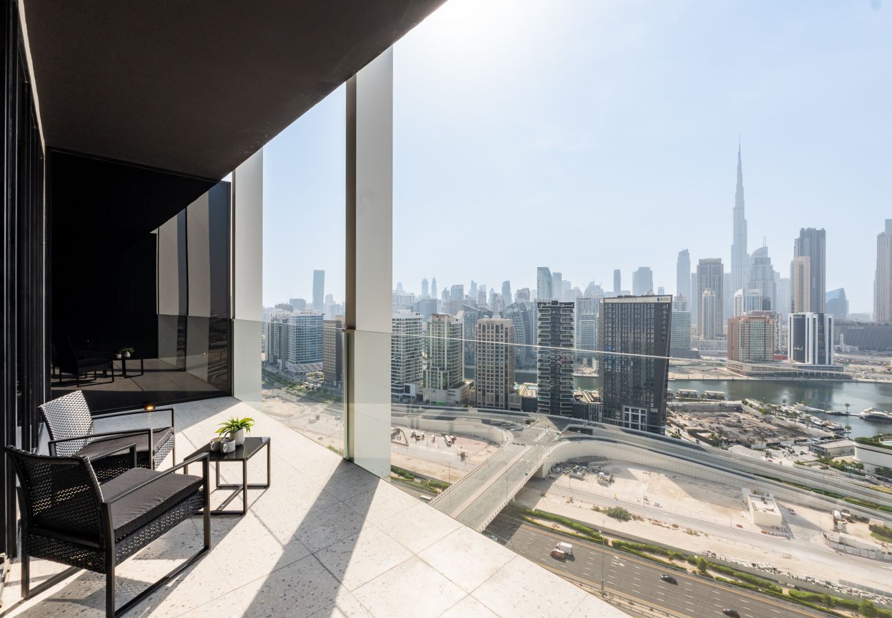 Apartment in Dubai - Upscale 1BR Apt w/ Burj Khalifa View