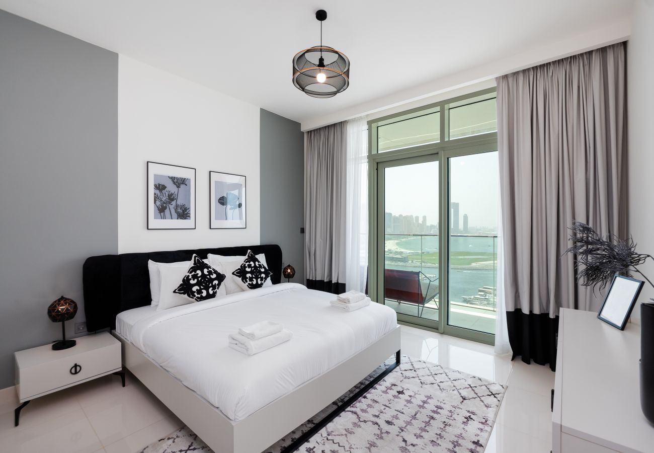 Apartment in Dubai - Elegant 2BR Emaar Beachfront Retreat