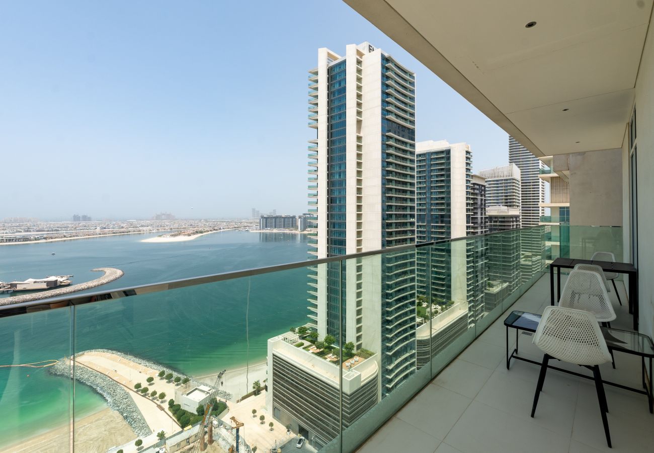 Apartment in Dubai - Elegant 2BR Emaar Beachfront Retreat