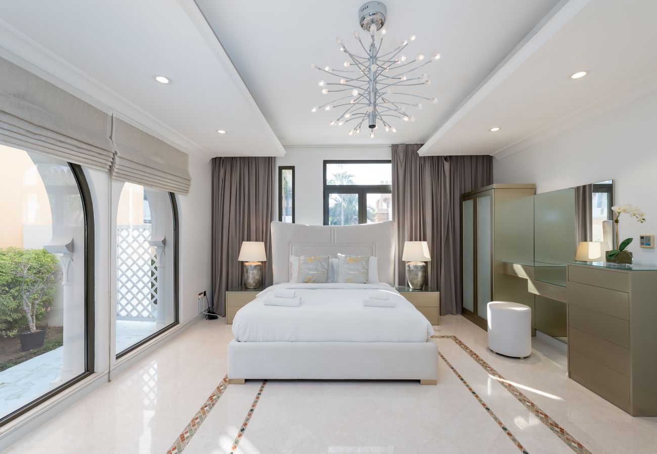 Villa in Dubai - Exclusive 5BR Palm Villa w/ Private Pool and Beach