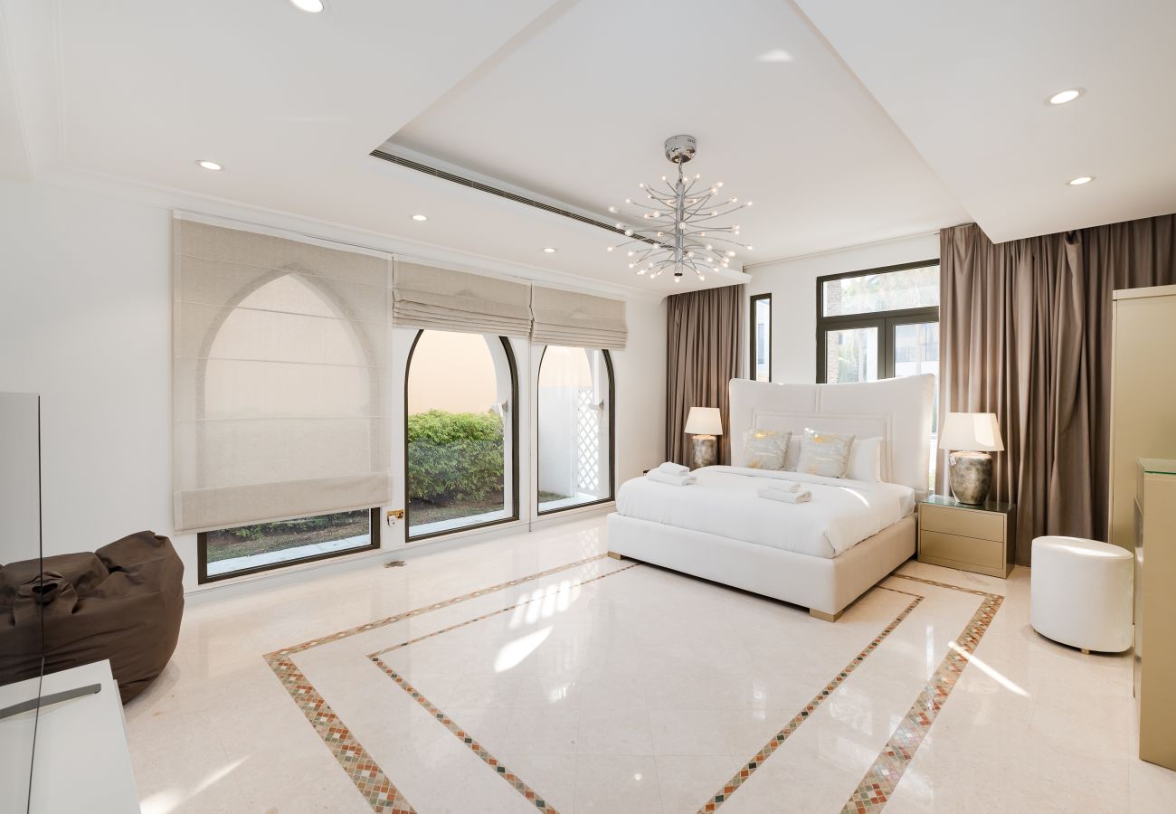 Villa in Dubai - Exclusive 5BR Palm Villa w/ Private Pool and Beach