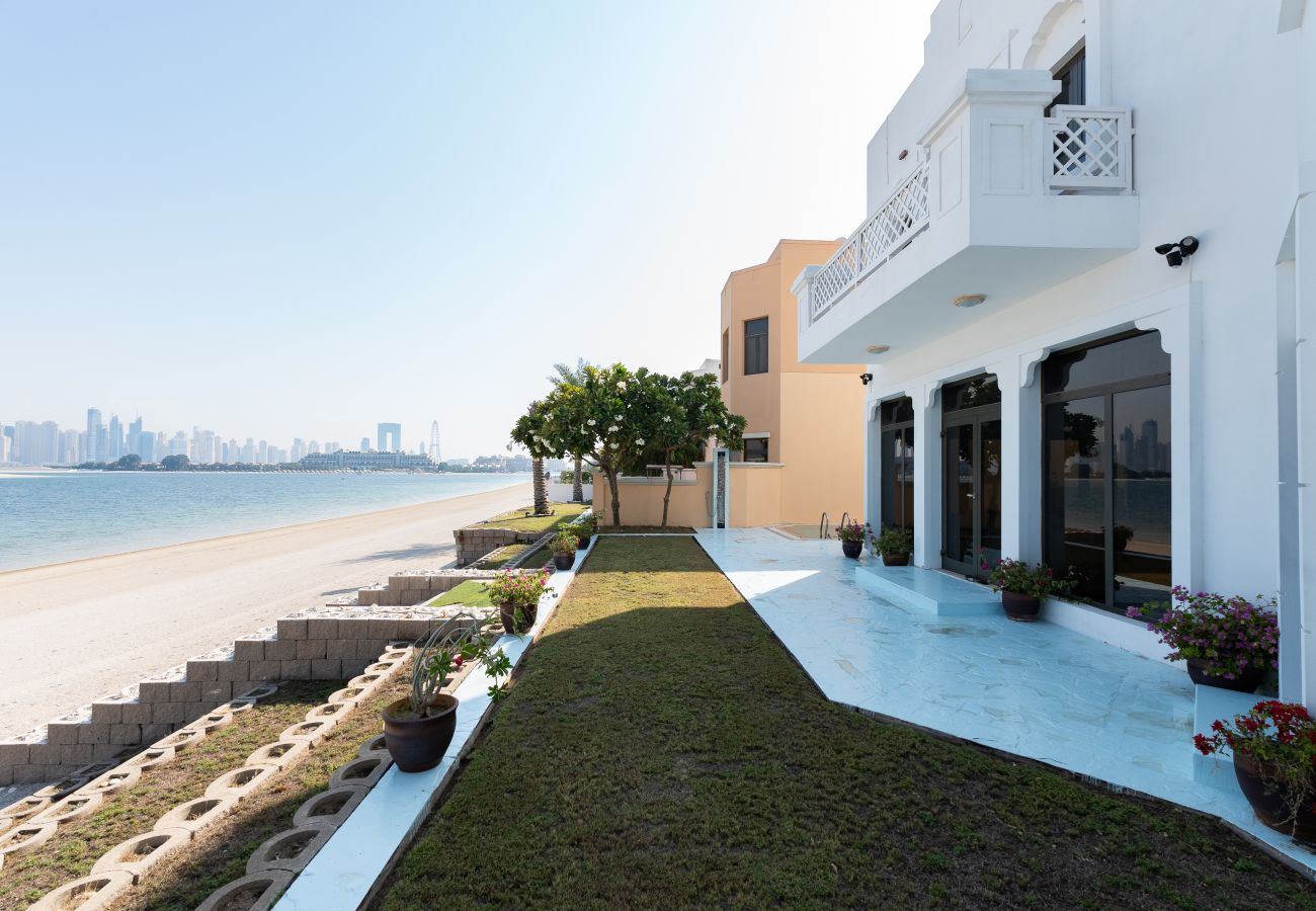 Villa in Dubai - Exclusive 5BR Palm Villa w/ Private Pool and Beach