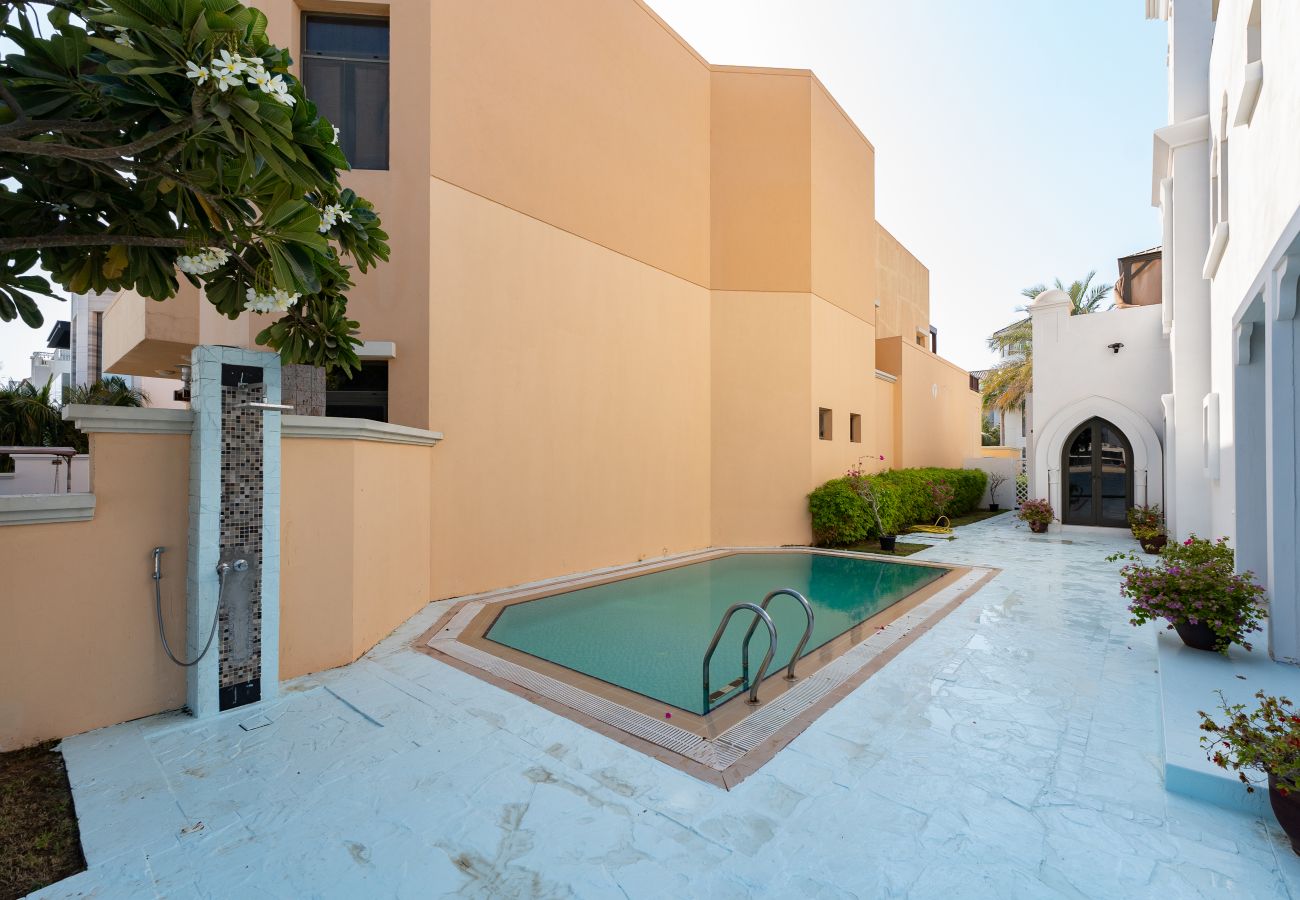 Villa in Dubai - Exclusive 5BR Palm Villa w/ Private Pool and Beach