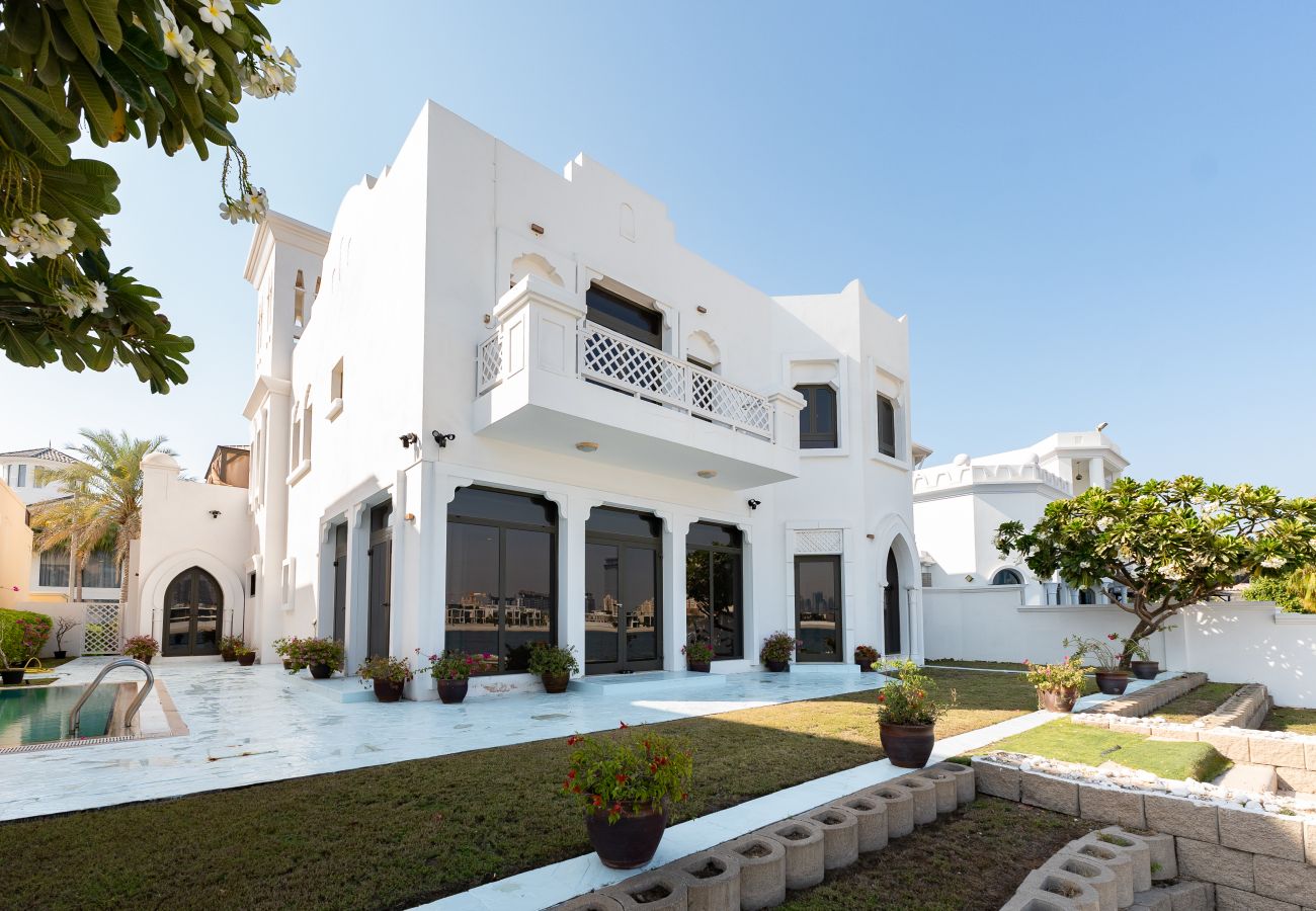 Villa in Dubai - Exclusive 5BR Palm Villa w/ Private Pool and Beach