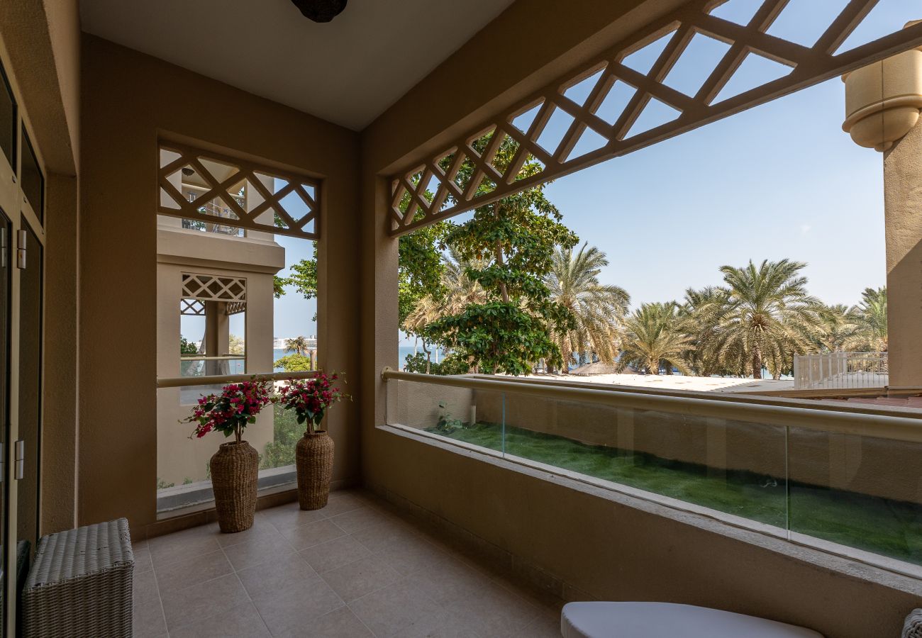 Apartment in Dubai - Rustic Palm 1BR w/ Beach Access