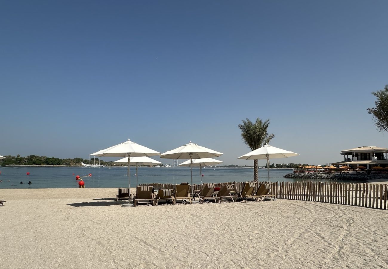 Apartment in Dubai - Urban 1BR Palm Apt w/ Beach Access