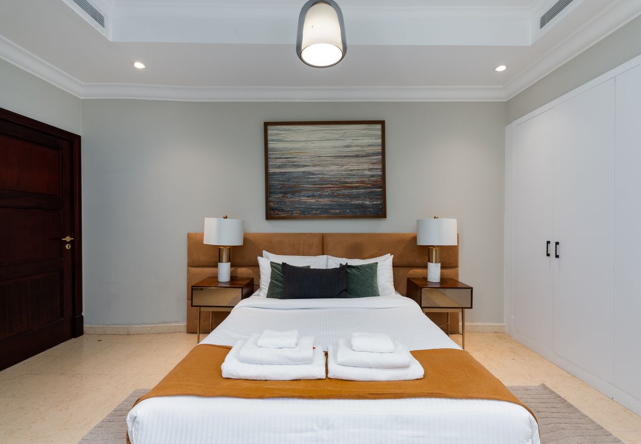 Villa in Dubai - Beachfront 6BR Villa w/ Private Pool at the Palm