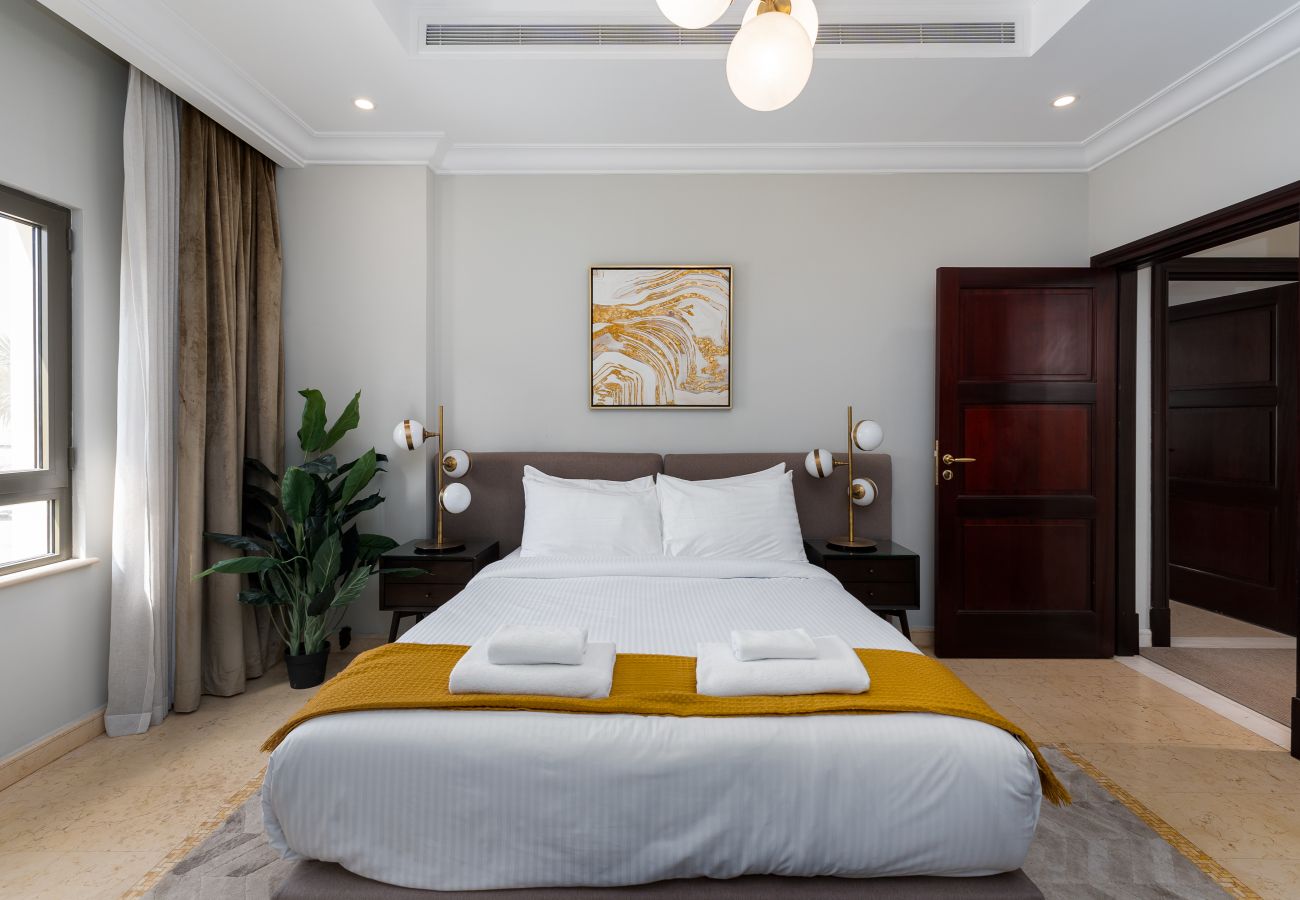 Villa in Dubai - Beachfront 6BR Villa w/ Private Pool at the Palm