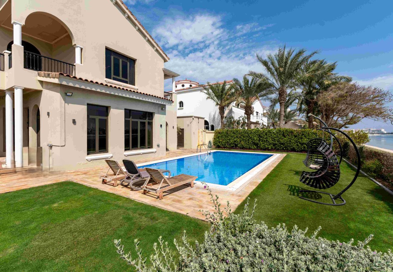 Villa in Dubai - Beachfront 6BR Villa w/ Private Pool at the Palm
