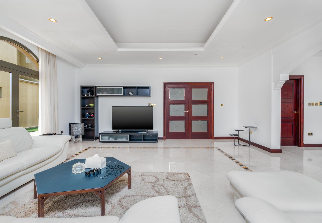Villa in Dubai - Exclusive 4BR Villa w/ Private Pool & Beach