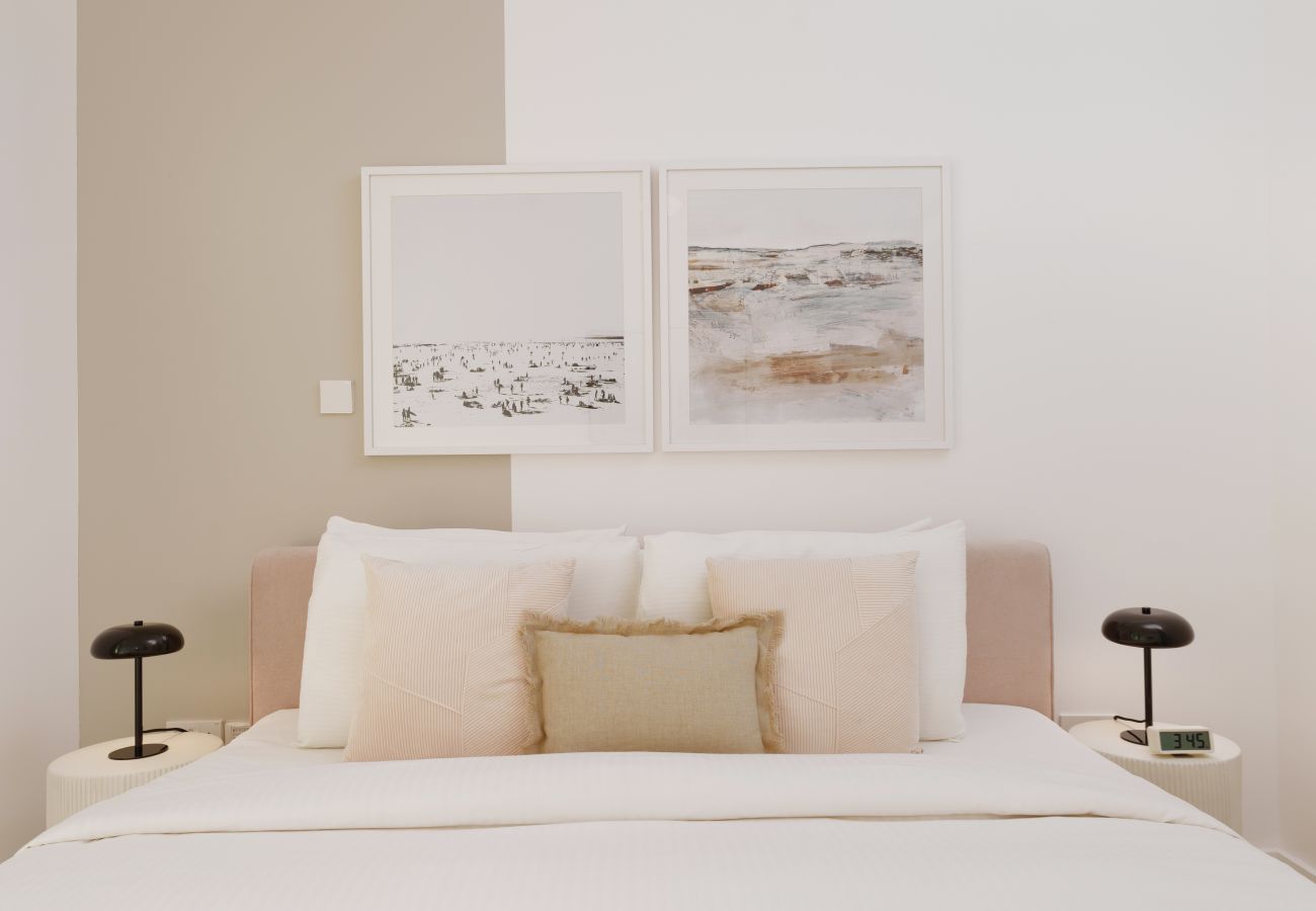 Apartment in Dubai - Chic 2BR Downtown Haven w/ Balcony & City Views