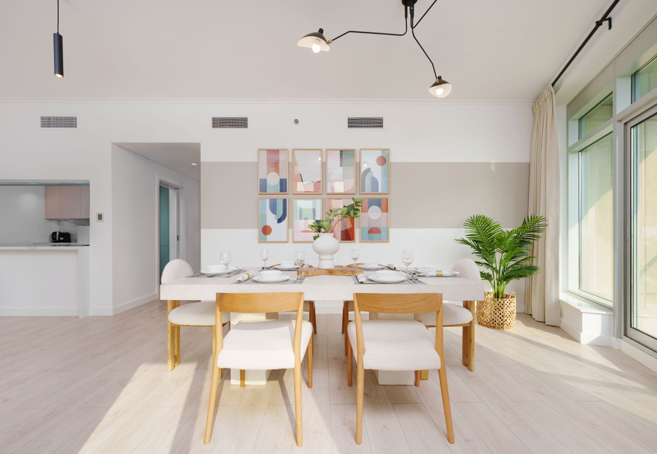 Apartment in Dubai - Chic 2BR Downtown Haven w/ Balcony & City Views