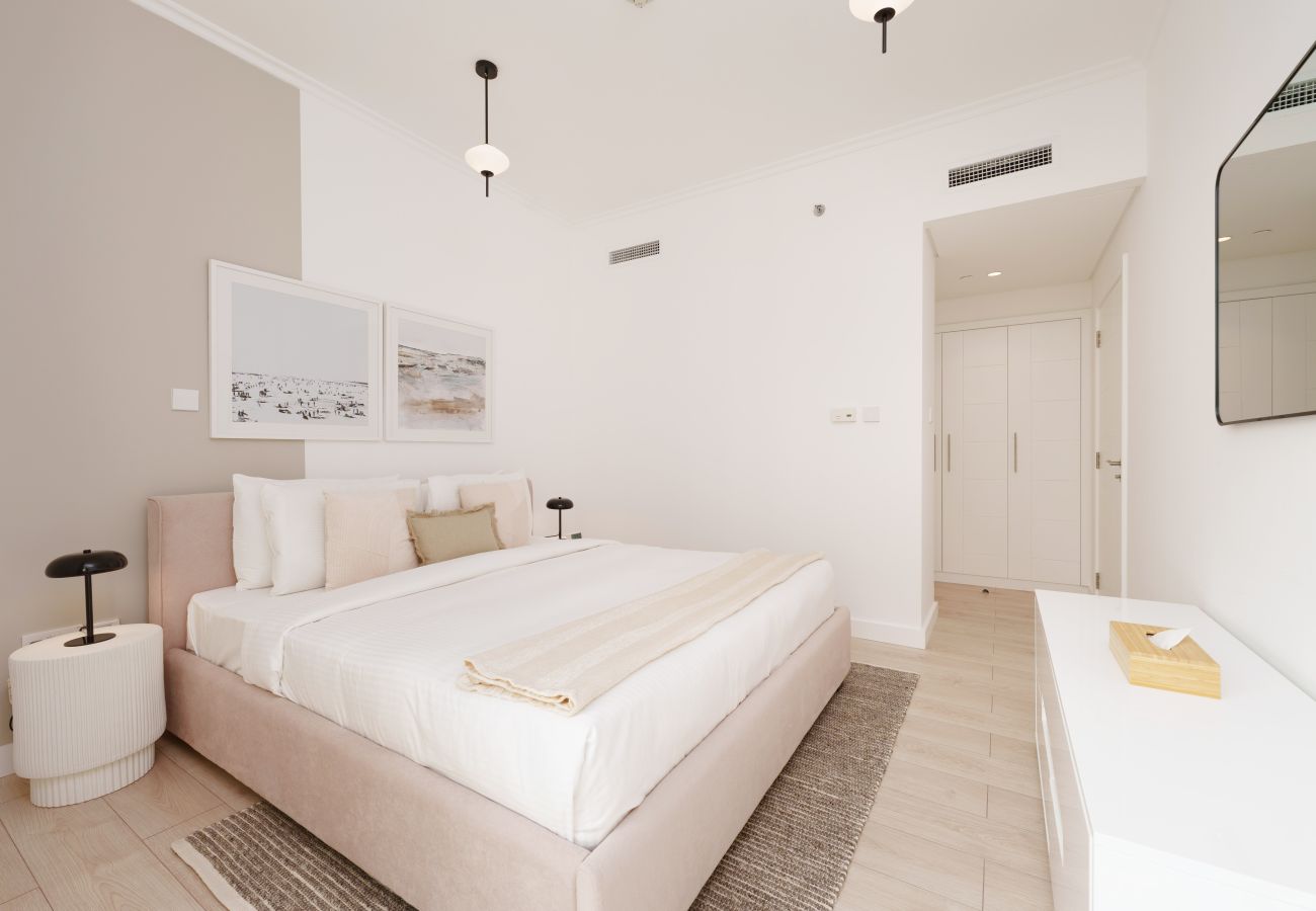 Apartment in Dubai - Chic 2BR Downtown Haven w/ Balcony & City Views